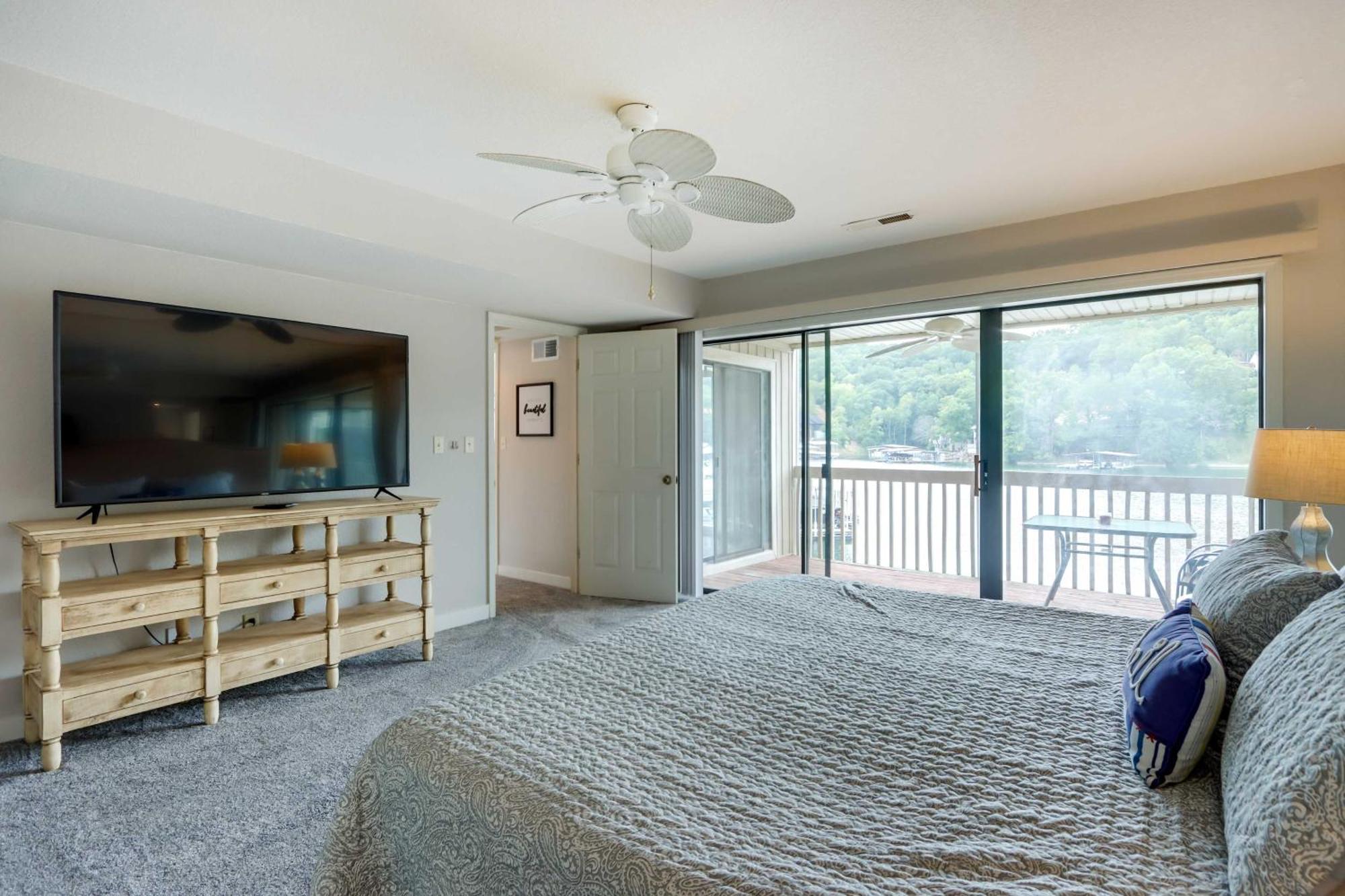 Lakefront Osage Beach Condo With Community Pool Exterior photo